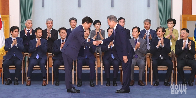 악수 나누는 문재인 대통령과 성윤모 산자부장관 <사진=청와대> ▲ 악수 나누는 문재인 대통령과 성운모 산자부장관 <사진=청와대>