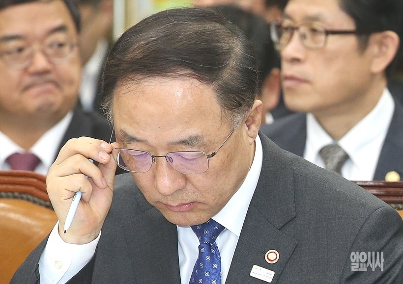 신임 경제부총리 겸 기획재정부장관으로 내정된 홍남기 국무조정실장 ▲ 신임 경제부총리 겸 기획재정부장관으로 내정된 홍남기 국무조정실장
