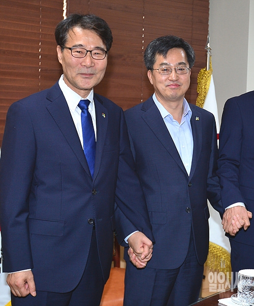 장하성 전 청와대 정책실장과 김동연 경제부총리 겸 기획재정부장관이 지난해 6월, 서울 종로구 정부서울청사서 현안 간담회 직후 기념촬영을 갖고 있다. <사진=사진공동취재단> ▲ 장하성 전 청와대 정책실장과 김동연 경제부총리 겸 기획재정부장관이 지난해 6월, 서울 종로구 정부서울청사서 현안 간담회 직후 기념촬영을 갖고 있다. <사진=사진공동취재단>