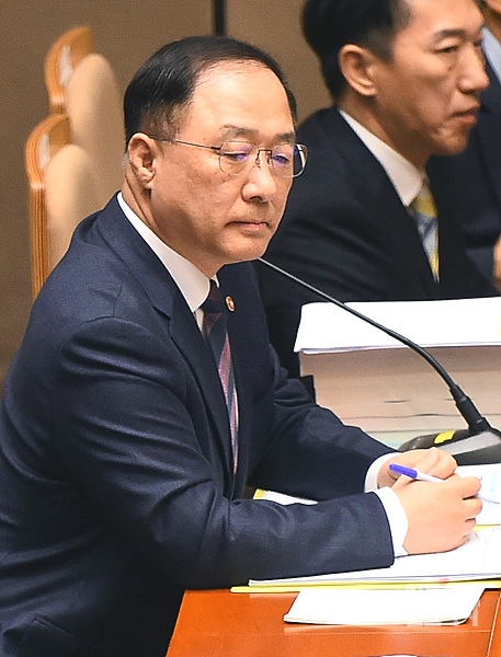 홍남기 신임 경제부총리 겸 기재부장관 ▲ 홍남기 신임 경제부총리 겸 기재부장관