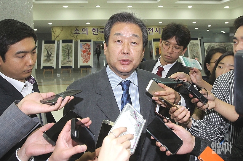 취재진 질문에 답변하는 김무성 자유한국당 전 대표 ▲ 취재진 질문에 답변하는 김무성 자유한국당 전 대표