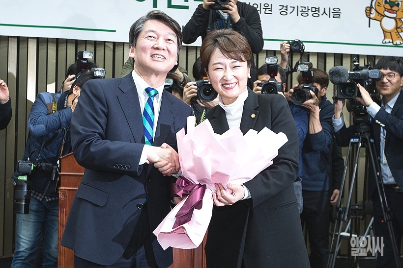 안철수 전 바른미래당 대표(사진 왼쪽)와 같은 당 이언주 의원 ▲ 안철수 전 바른미래당 대표와 같은 당 이언주 의원