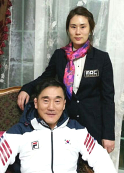 김경두 전 대한컬링경기연맹 부회장과 그의 딸인 김민정 감독 <사진=경북도컬링협회> ▲ ▲김경두 전 대한컬링경기연맹 부회장과 그의 딸인 김민정 감독