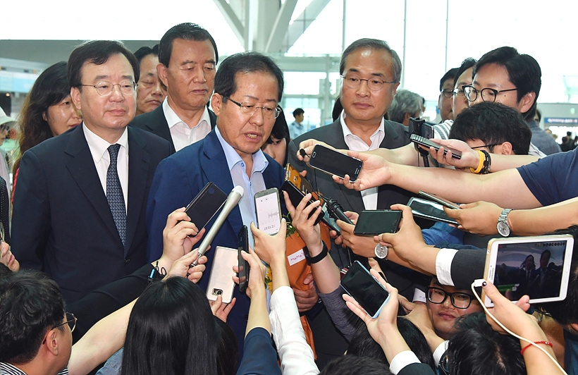 취재진 질문에 답변하는 홍준표 전 자유한국당 대표 ▲ 취재진 질문에 답변하는 홍준표 전 자유한국당 대표