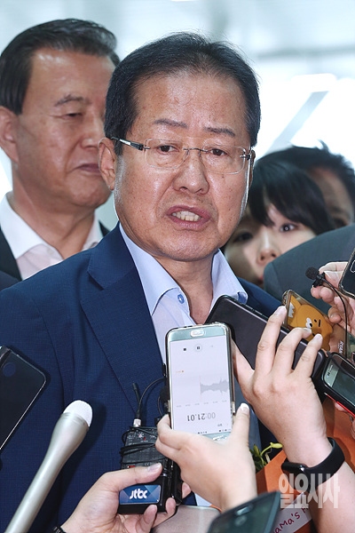 인천국제공항서 취재진 질문에 답변하는 홍준표 전 자유한국당 대표 ▲ 인천국제공항서 취재진 질문에 답변하는 홍준표 전 자유한국당 대표