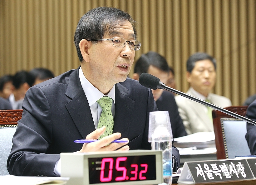 최근 박원순 서울시장이 집권여당과 엇박자 행보를 이어가면서 자기정치 논란에 휩싸였다. ▲ 박원순 서울시장이 최근 자기정치 논란에 휩싸였다.