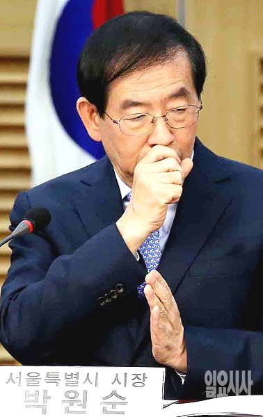 잠시 고민에 빠진 박원순 서울시장 ▲ 잠시 고민에 빠진 박원순 서울시장