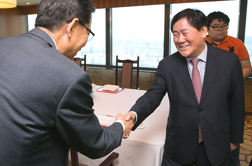 최경환 전 자유한국당 의원은 20대 총선을 앞두고 진박 감별 논란에 휩싸였던 바 있다. ▲ 최경환 전 자유한국당 의원은 20대 총선을 앞두고 진박 감별 논란에 휩싸였던 바 있다.