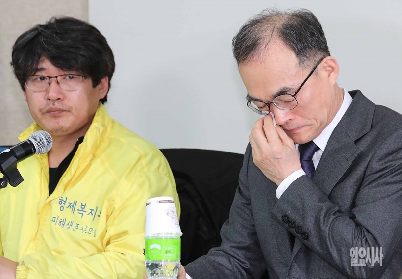 지난달 27일, 서울 영등포 이룸센터서 형제복지원 피해자들을 만나 눈물 닦아내는 문무일 검찰총장 ▲ 울먹이는 문무일 검찰총장