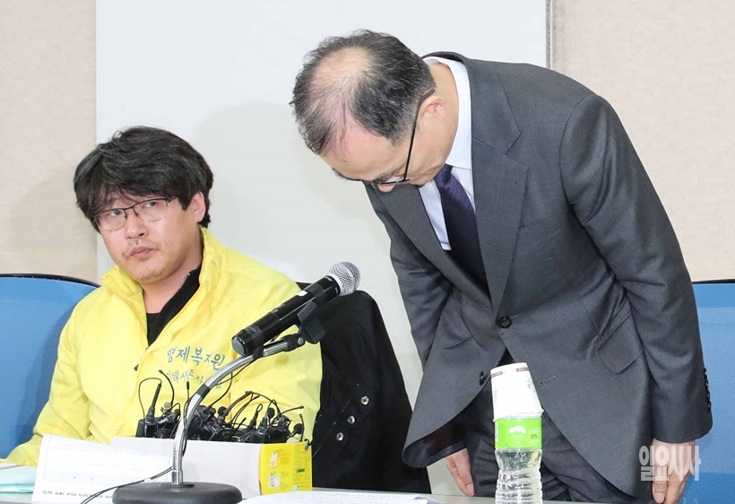 부산 형제복지원 피해자들에게 고개 숙이는 문무일 검찰총장 ▲ 형제복지원 피해자들에게 고개 숙이는 문무일 검찰총장