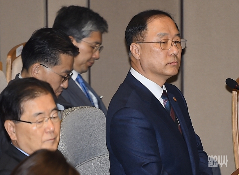 홍남기 경제부총리겸 기획재정부장관 후보자 ▲ 홍남기 경제부총리겸 기획재정부장관 후보자