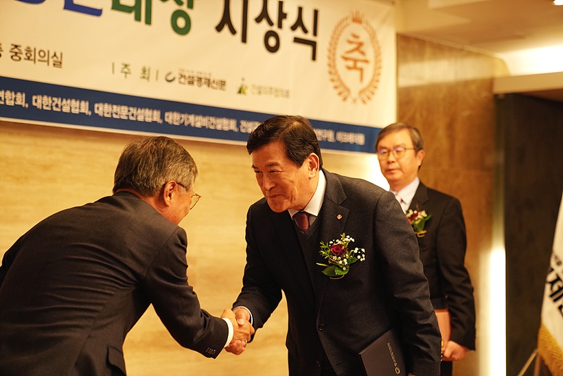 롯데건설 CM사업본부의 한치덕 대표(왼쪽에서 두 번째)가 수상 후 악수를 하고 있다. ▲ 롯데건설 CM사업본부의 한치덕 대표(왼쪽에서 두 번째)가 수상 후 악수를 하고 있다.