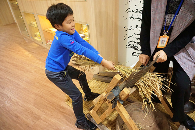 벼훑이(홀태)로 탈곡 체험을 하는 어린이 ▲ 벼훑이(홀태)로 탈곡 체험을 하는 어린이