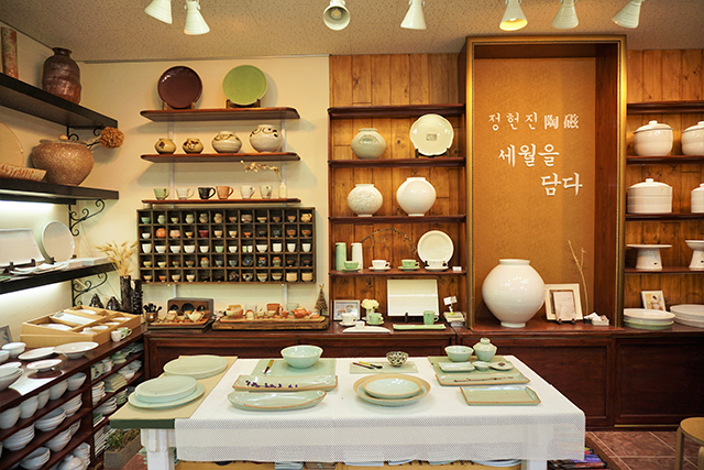 사기막골도예촌에는 골목마다 장인이 직접 운영하는 공방과 도자기 매장이 있다. ▲ 사기막골도예촌에는 골목마다 장인이 직접 운영하는 공방과 도자기 매장이 있다.