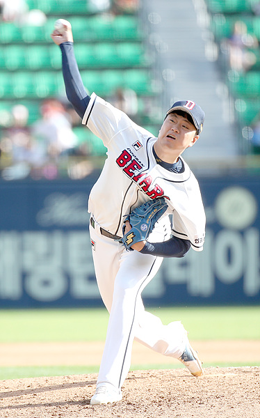 승부 조작 자진 신고로 포상금 5000만원을 수상한 두산 투수 이영하 ▲ 승부 조작 자진 신고로 포상금 5000만원을 수상한 두산 투수 이영하
