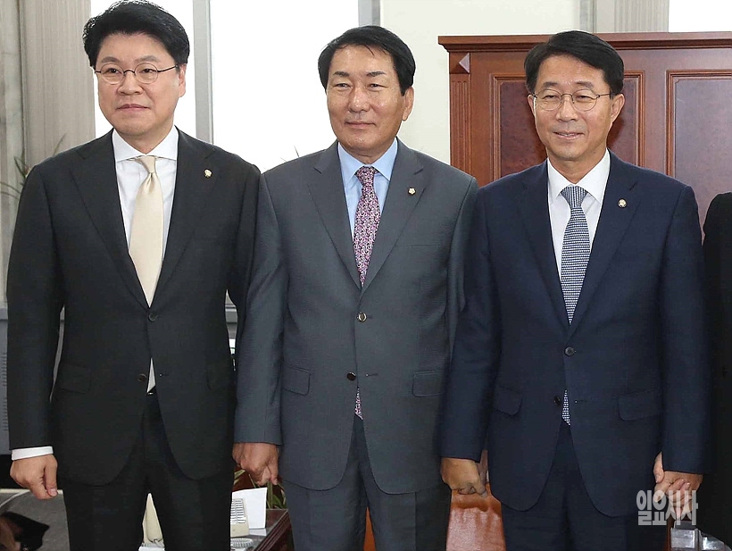 안상수 예결특위위원장(사진 가운데)과 조정식(더불어민주당, 오른쪽)·장제원(자유한국당) 간사 ▲ ▲▲ 안상수 예결특위위원장(사진 가운데)과 조정식(더불어민주당, 오른쪽)·장제원(자유한국당) 간사