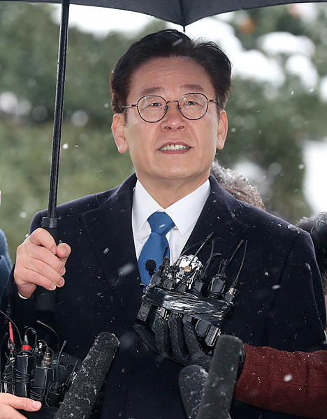 취재진 질문에 답변하는 이재명 경기도지사 ▲ ▲이재명 경기도지사