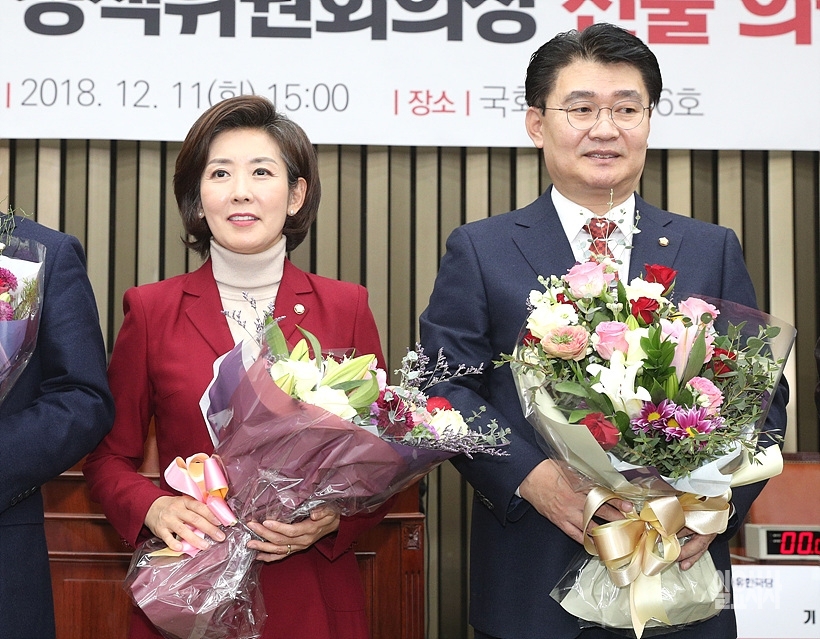 ▲ 나경원 자유한국당 신임 원내대표(사진 왼쪽)와 정용기 신임 정책위의장이 지난 11일, 서울 여의도 국회서 열린 의원총회서 당선을 확정짓자 기뻐하고 있다.