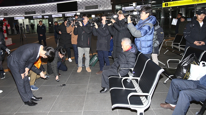 강릉선 KTX 탈선사고와 관련해 고개 숙이는 오영식 전 코레일 사장 ▲ 고개 숙인 오영식 전 코레일 사장