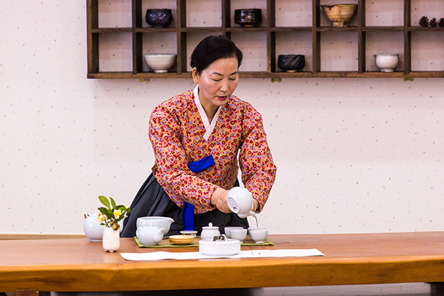 ‘차 생활실’에서 다례 시범을 보여주는 선생님 ▲ ‘차 생활실’에서 다례 시범을 보여주는 선생님