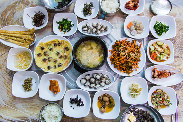 벌교 꼬막으로 만든 음식을 다양하게 맛볼 수 있는 꼬막정식 ▲ 벌교 꼬막으로 만든 음식을 다양하게 맛볼 수 있는 꼬막정식