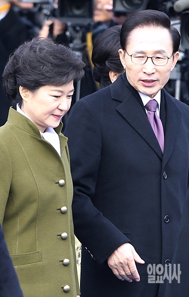 이명박(사진 오른쪽)·박근혜 전 대통령 <사진=사진공동취재단> ▲ 이명박(사진 오른쪽)·박근혜 전 대통령