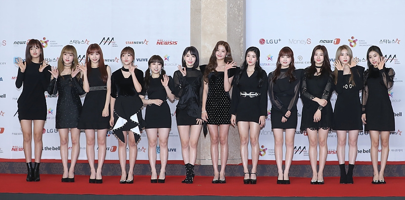 데뷔 11일 만에 음악방송서 1위를 차지하며 인기를 얻고 있는 신인 걸그룹 아이즈원 ▲ 신인 걸그룹 아이즈원