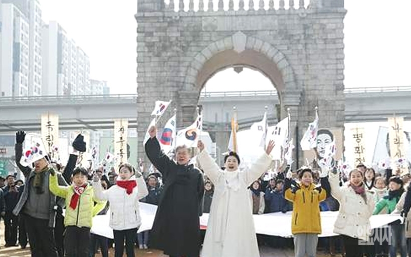 문재인 대통령과 김정숙 여사 <사진=청와대> ▲ 문재인 대통령과 김정숙 여사 사진=청와대