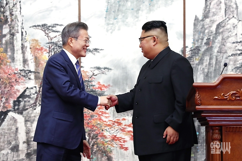 악수 나누는 문재인 대통령과 김정은 북한 국무위원장 <사진=사진공동취재단> ▲ 악수 나누는 문재인 대통령과 김정은 북한 국무위원장 사진=사진공동취재단