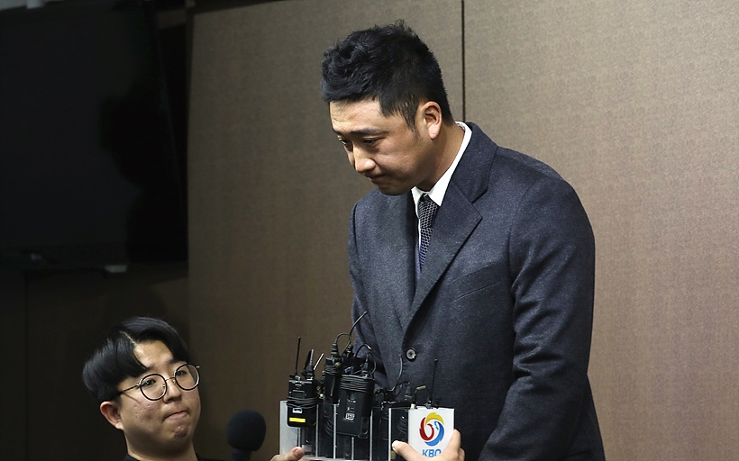 고개 숙인 넥센 히어로즈 이택근 선수 ▲ 넥센 히어로즈 이택근 선수