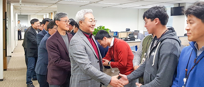 김준 SK이노베이션 총괄사장이 지난 2일, SK이노베이션 본사 서린사옥서 신년회 직후 직원들과 새해 인사를 나누고 있다.