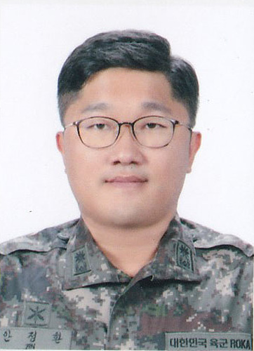 자신의 부친에게 간 일부를 이식한 안정환 육군 소령 ▲ 안정환 육군 소령
