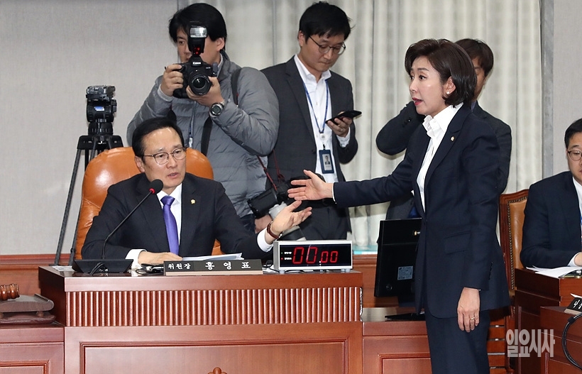 조국 민정수석에 대한 국회 운영위원회 출석을 두고 설전을 벌이고 있는 홍영표 국회 운영위원장(더불어민주당 원내대표)과 나경원 자유한국당 원내대표