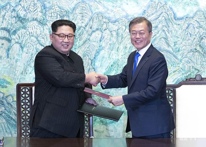 문재인 대통령과 김정은 북한 국무위원장 ⓒ사진공동취재단 ▲ 문재인 대통령과 김정은 북한 국무위원장 ⓒ사진공동취재단