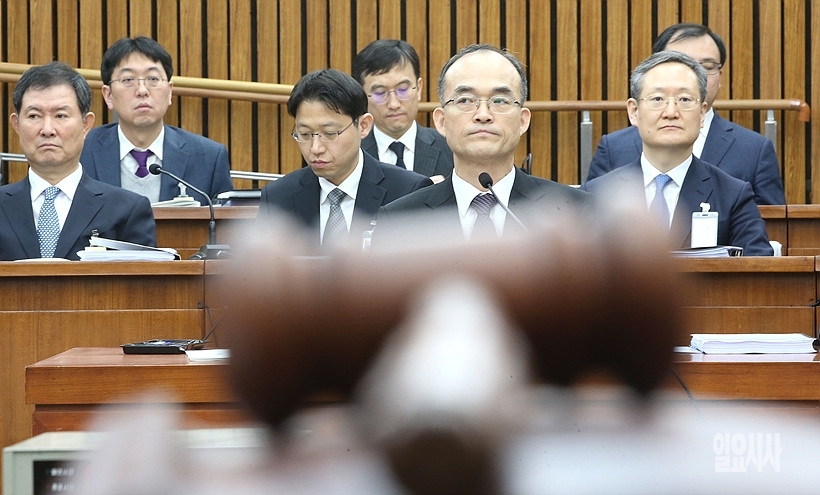 국회 사법개혁특별위원회 전체회의 출석한 문무일 검찰총장 ▲ 국회 사법개혁특별위원회 전체회의 출석한 문무일 검찰총장