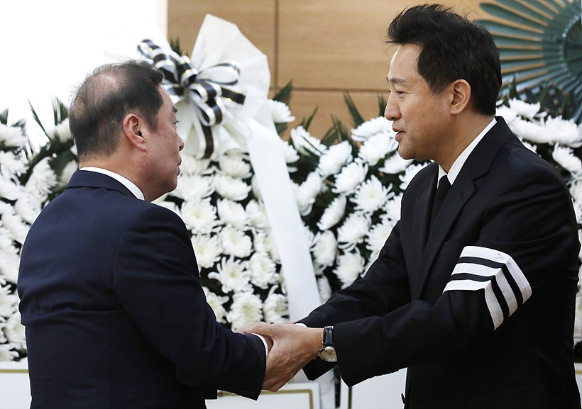 오세훈 전 서울시장(사진 오른쪽)이 최근 부친상을 당한 가운데 김병준 자유한국당 비상대책위원장이 문상 직후 오 전 시장과 악수를 나누고 있다.