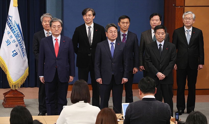 (사진 앞줄 왼쪽부터)노영민 신임 대통령비서실장, 강기정 신임 정무수석, 윤도한 신임 국민소통수석