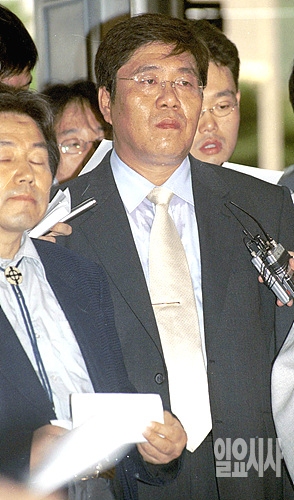 검찰 출석 중인 ‘병풍사건’ 주인공 김대업씨 ▲ 검찰 출석 중인 ‘병풍사건’ 주인공 김대업씨