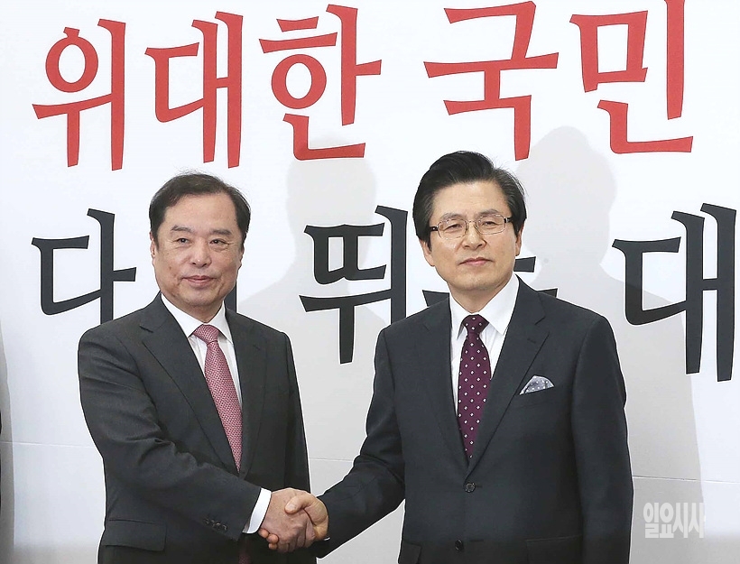 악수 나누는 김병준 자유한국당 비대위원장과 황교안 전 국무총리 ▲ 악수 나누는 김병준 자유한국당 비대위원장과 황교안 전 국무총리