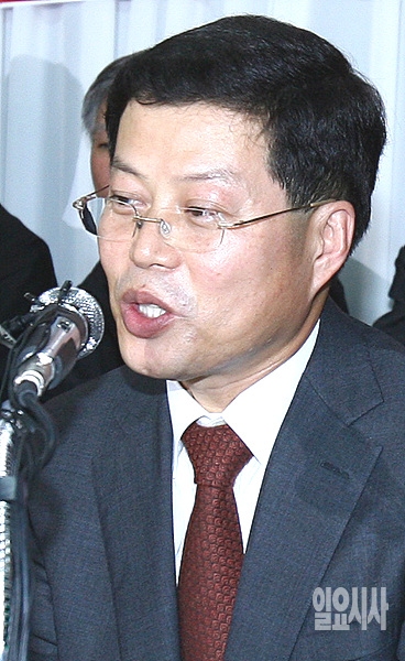 50여억원의 ‘삼성 비자금’ 폭로 기자회견 갖는 김용철 변호사 ▲ ‘삼성 비자금’ 폭로 기자회견 갖는 김용철 변호사