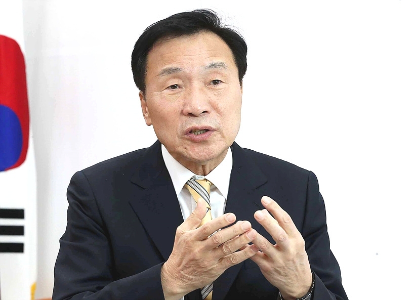 <일요시사>와 특별대담 갖고 있는 손학규 바른미래당 대표 ▲ <일요시사>와 특별대담 갖고 있는 손학규 바른미래당 대표