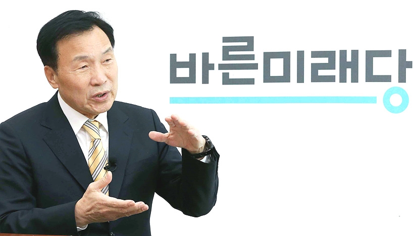 손학규 바른미래당 대표가 지난 23일 <일요시사>와 설 특집 특별대담을 갖고 있다. ▲ 손학규 바른미래당 대표가 지난 22일 <일요시사>와 설 특집 특별대담을 갖고 있다.