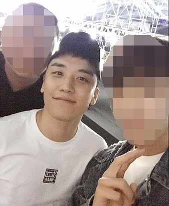 빅뱅 멤버 승리와 이문호 대표가 함께 찍은 사진. 두 사람은 동갑으로 절친인 것으로 알려졌다. ▲ 빅뱅 멤버 승리와 이문호 대표가 함께 찍은 사진. 두 사람은 동갑으로 절친인 것으로 알려졌다.