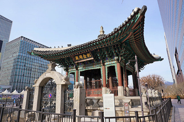 광화문 교보문고 앞 사거리 모퉁이에 있는 ‘고종 즉위 40년 칭경기념비전’ ▲ 광화문 교보문고 앞 사거리 모퉁이에 있는 ‘고종 즉위 40년 칭경기념비전’