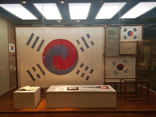 대한민국역사박물관 제1전시실에는 우리 역사에 중요한 의미가 있는 태극기를 한데 모아 전시한다. ▲ 대한민국역사박물관 제1전시실에는 우리 역사에 중요한 의미가 있는 태극기를 한데 모아 전시한다.