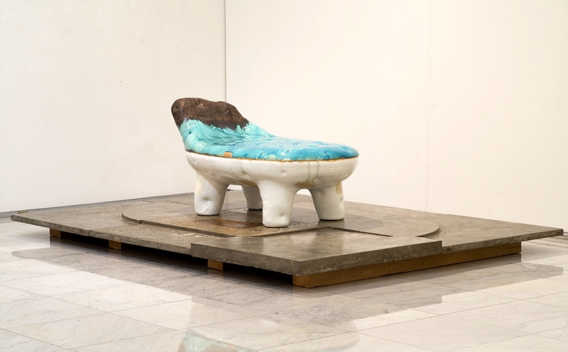 Day bed, Glazed Ceramic, 73×149×77㎝, 2019 ▲ Day bed, Glazed Ceramic, 73×149×77㎝, 2019