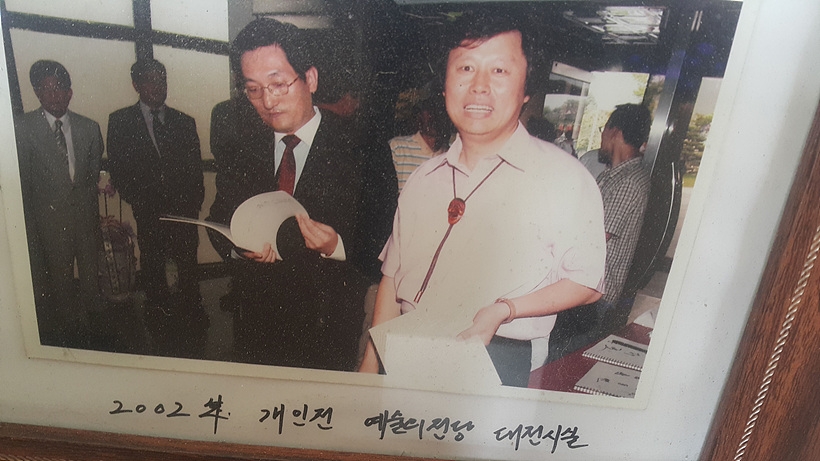 노영민 대통령비서실장(사진 왼쪽)과 도종환 문체부장관