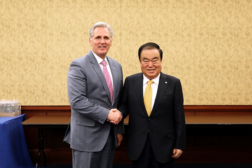 케빈 맥카시(Kevin McCarthy) 미 하원 공화당 원내대표와 면담에 앞서 악수 나누는 문희장 국회의장(사진 오른쪽) ▲ ▲케빈 맥카시(Kevin McCarthy) 미 하원 공화당 원내대표와 면담에 앞서 악수 나누는 문희장 국회의장