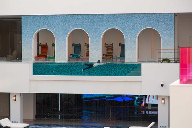 ▲ 투명 아크릴로 벽을 만들어 수영하는 모습이 밖에서도 보이는 실내 인피티니풀