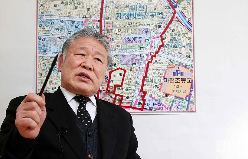 <일요시사>와 인터뷰 갖고 있는 임종민 마천1구역재개발추진위원장 ▲ 일요시사 인터뷰 갖고 있는 임종민 마천1구역재개발추진위원장
